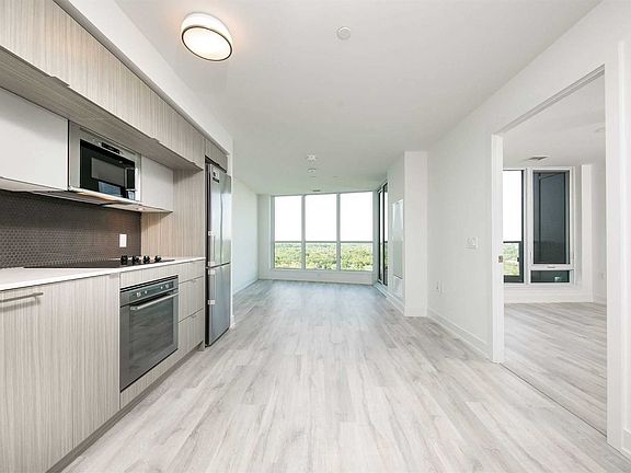 4th image of 585 Bloor St E #2515