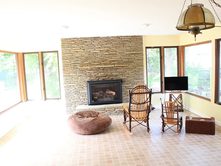 2817 Canterbury Dr — Photo 9
