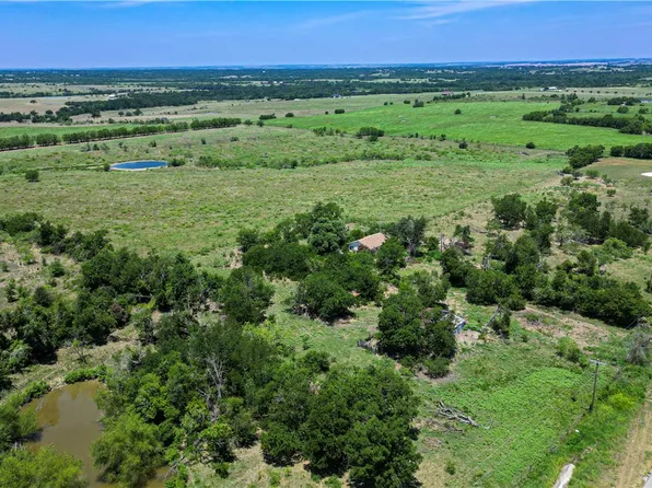 77 Highway Hwy, Lott, TX 76656