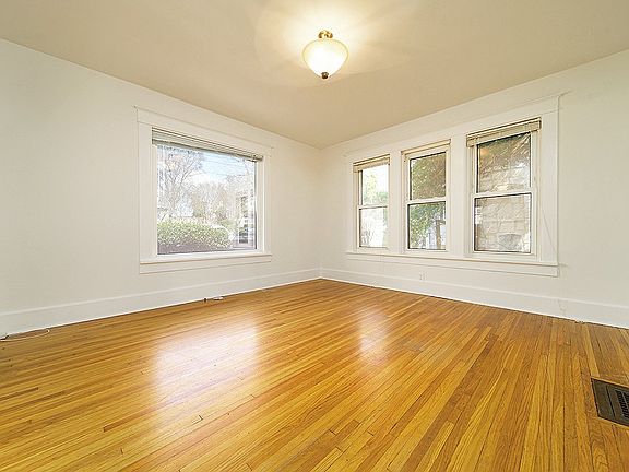 5th image of 915 Bradford Ave