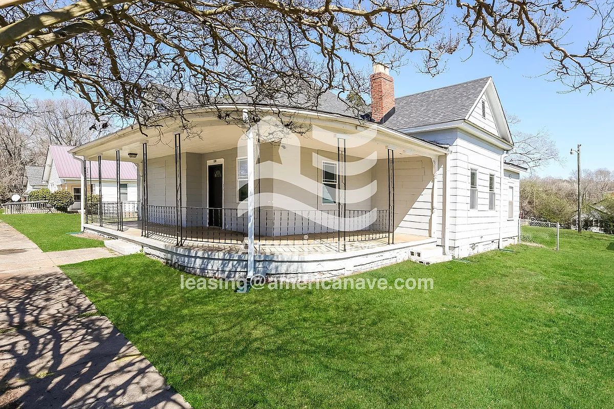 395894_002_front_view_1.jpg - 119 Wellington St