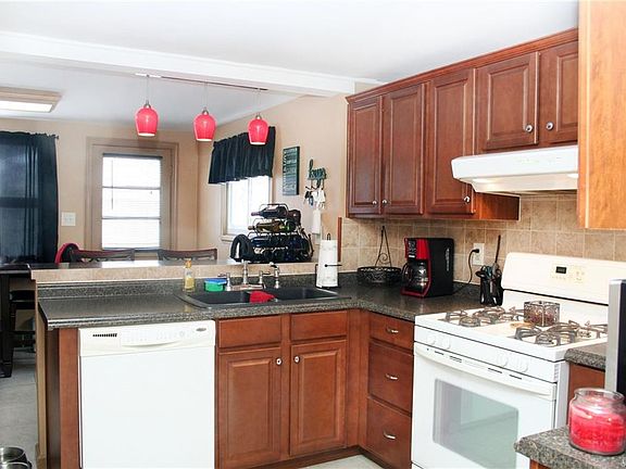 5th image of 14 Elaine Ct