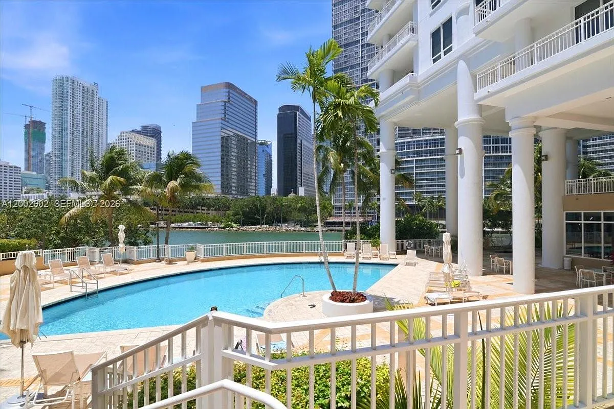 Courts Brickell Key Condo — Photo 1