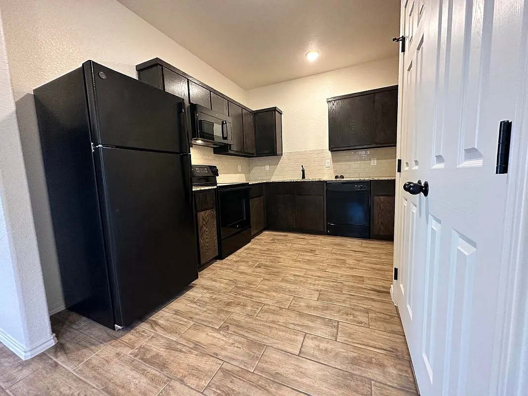 3 bed, 2.0 bath, 1350 sqft, $1,475 — Photo 4