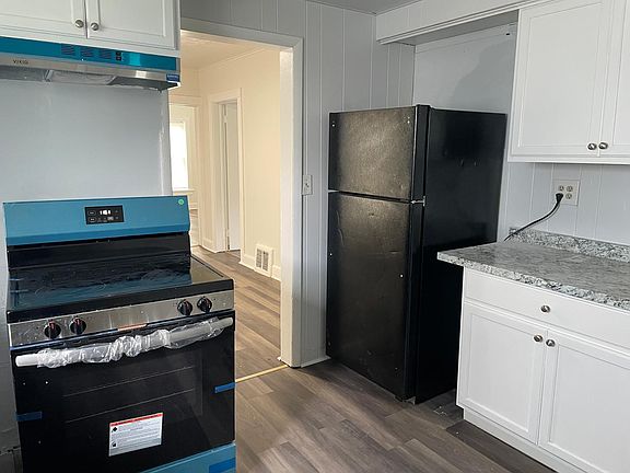 5th image of 223 Floral Ave APT 2