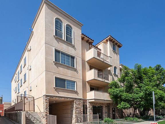 3rd image of 837 N Hudson Ave Unit 305
