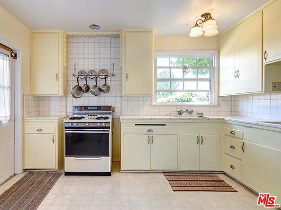 3rd image of 508 W Fairview Blvd