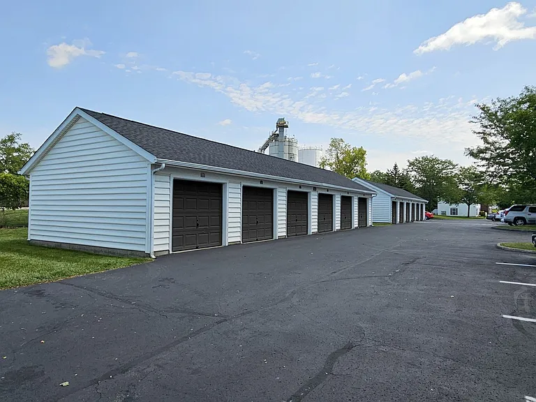 Eastpointe Lakes Apartments and Townhomes — Photo 29