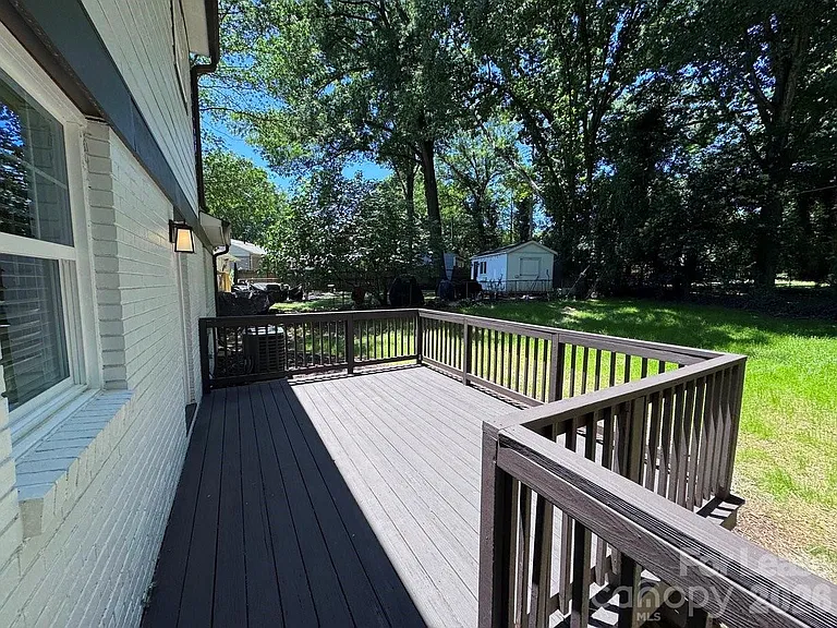 549 Manhasset Rd — Photo 3