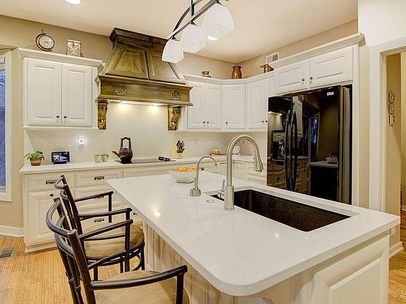 5th image of 6819 Woodstock Ct