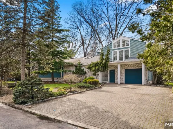 67 Stewart St, Demarest, NJ 07627