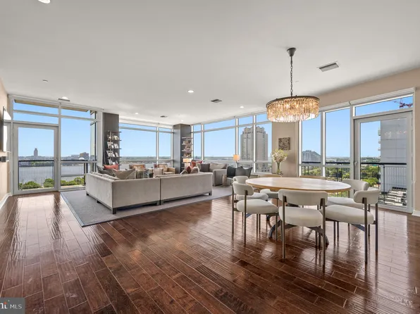 110 S Front St APT 900, Philadelphia, PA 19106