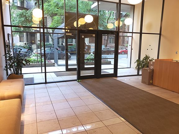 3rd image of 2740 N Pine Grove Ave APT 21B