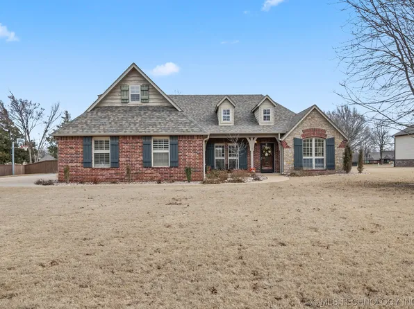 4 Woodcreek Ln, Pryor, OK 74361