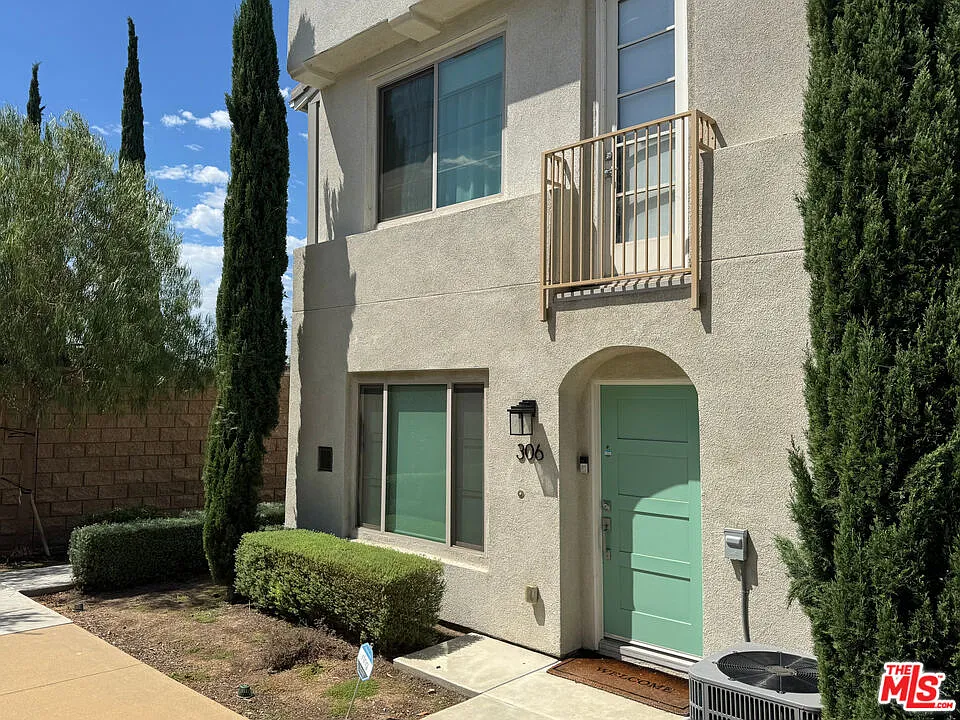 3 bed, 2.5 bath, 1502 sqft, $3,700 — Photo 4
