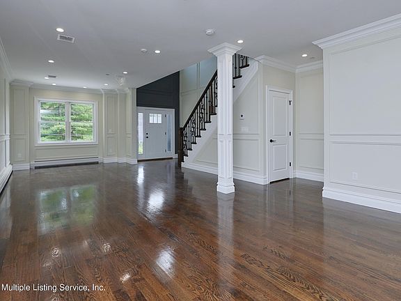5th image of 110 Woodvale Ave