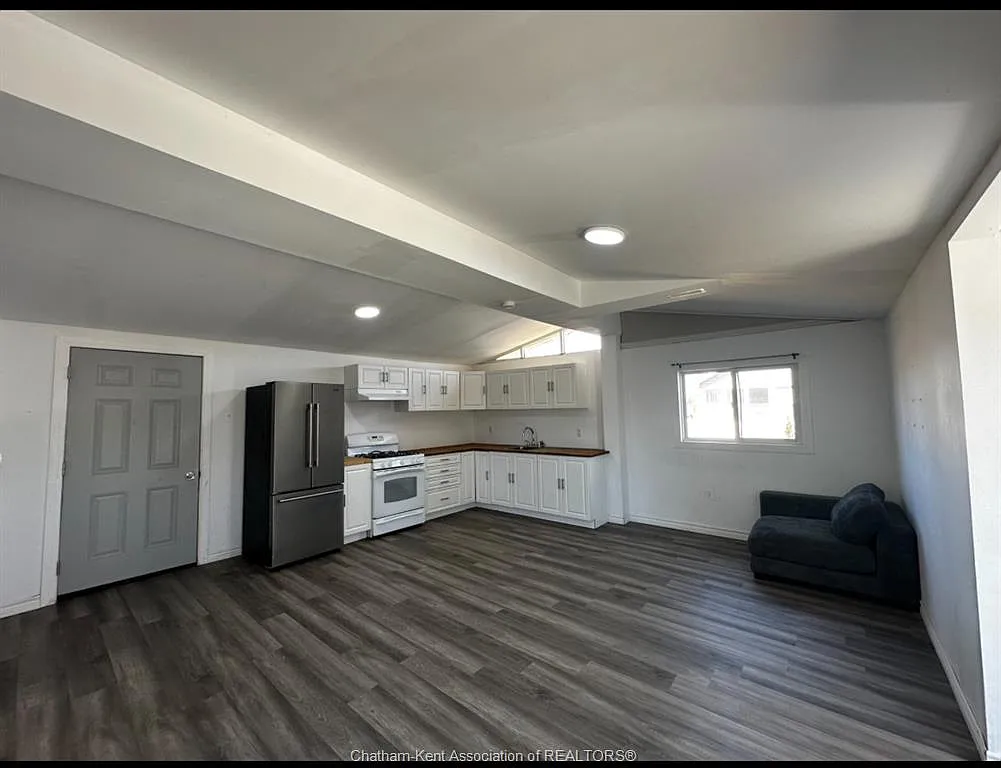 3 bed, $1,700 — Photo 2