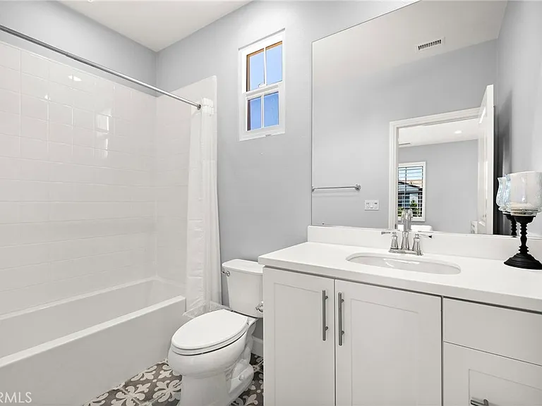 72 Henson — Photo 19