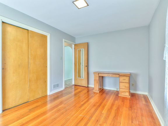3rd image of 806 W Maple St