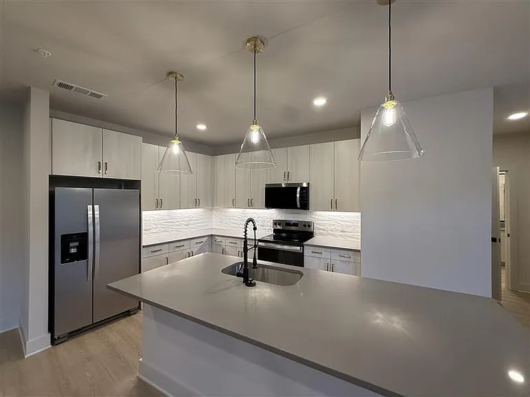 District on the Etowah Apartments — Photo 1050
