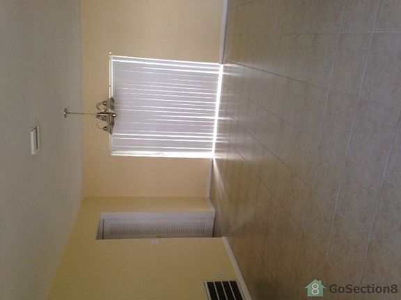 4th image of 916 S A St APT B