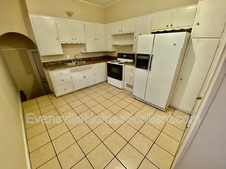 1023 Jefferson Ave — Photo 4