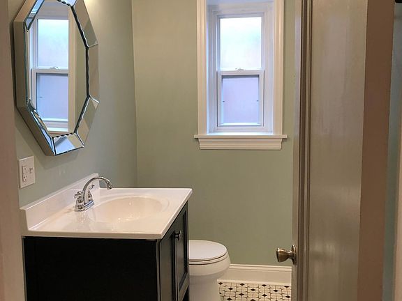 Hall bathroom - bathtub/shower combo