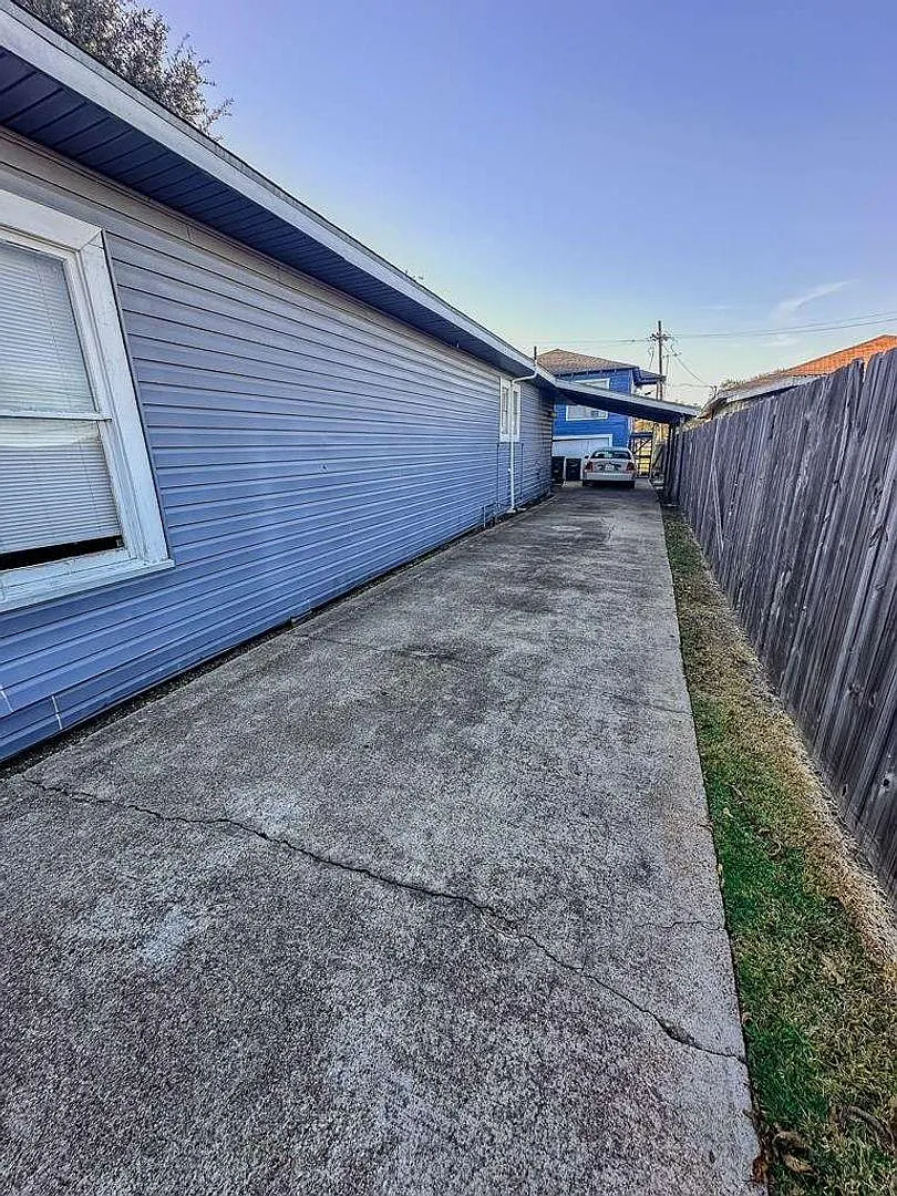 2 bed, 1.0 bath, 2064 sqft, $925 — Photo 1