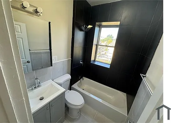 28 Wainwright St #3 — Photo 2