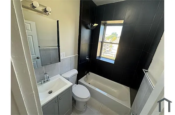 Building Photo - 28 Wainwright St #3