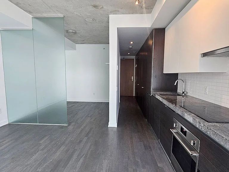 629 King St W #420 — Photo 2
