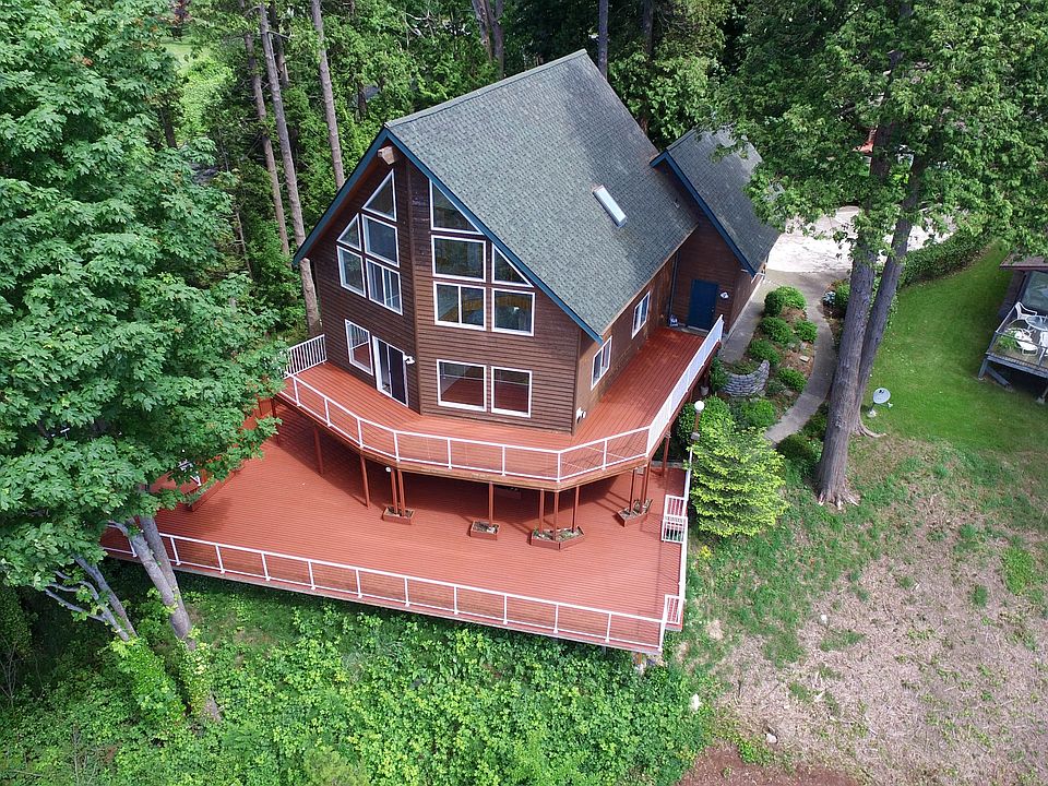 3000 sq. ft. of decking