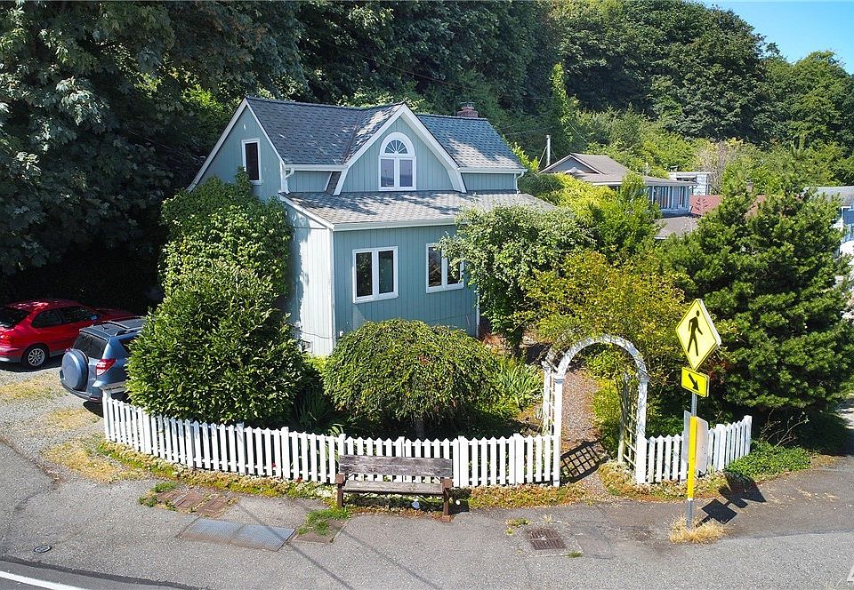 Picture-Perfect Seaside Cottage