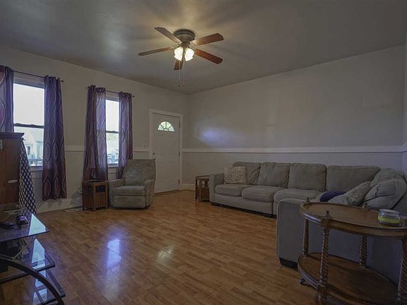 3rd image of 914 W Idlewild Dr