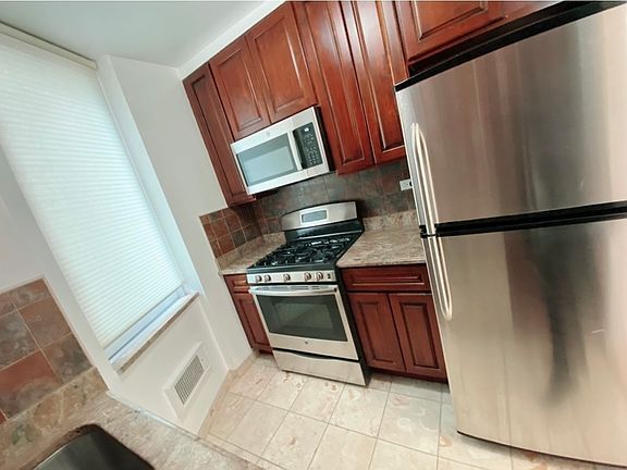 5th image of 235 E 40th St APT 18A