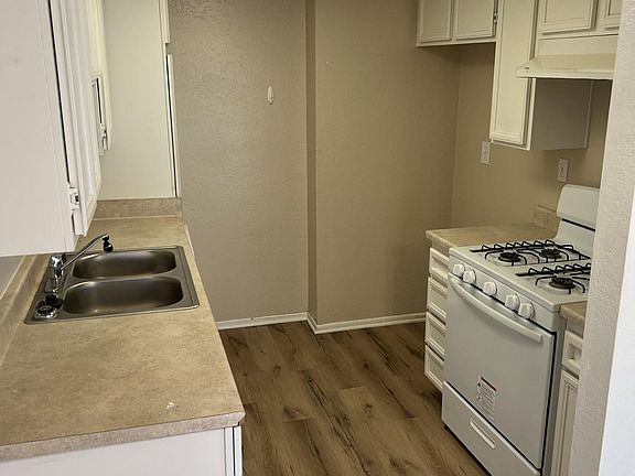 3rd image of 4671 Oceanside Dr APT B