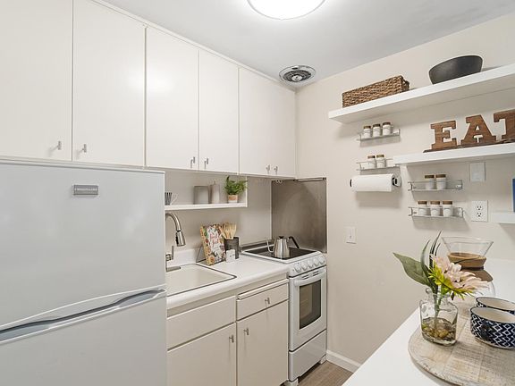 3rd image of 902 Peninsula Ave APT 201