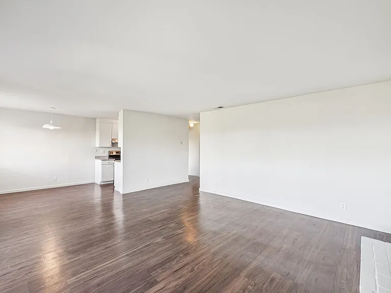 Skylark Apartments — Photo 34