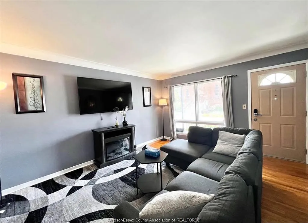 3 bed, $2,100 — Photo 1