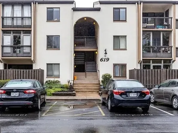 619 Center St APT 102, Herndon, VA 20170