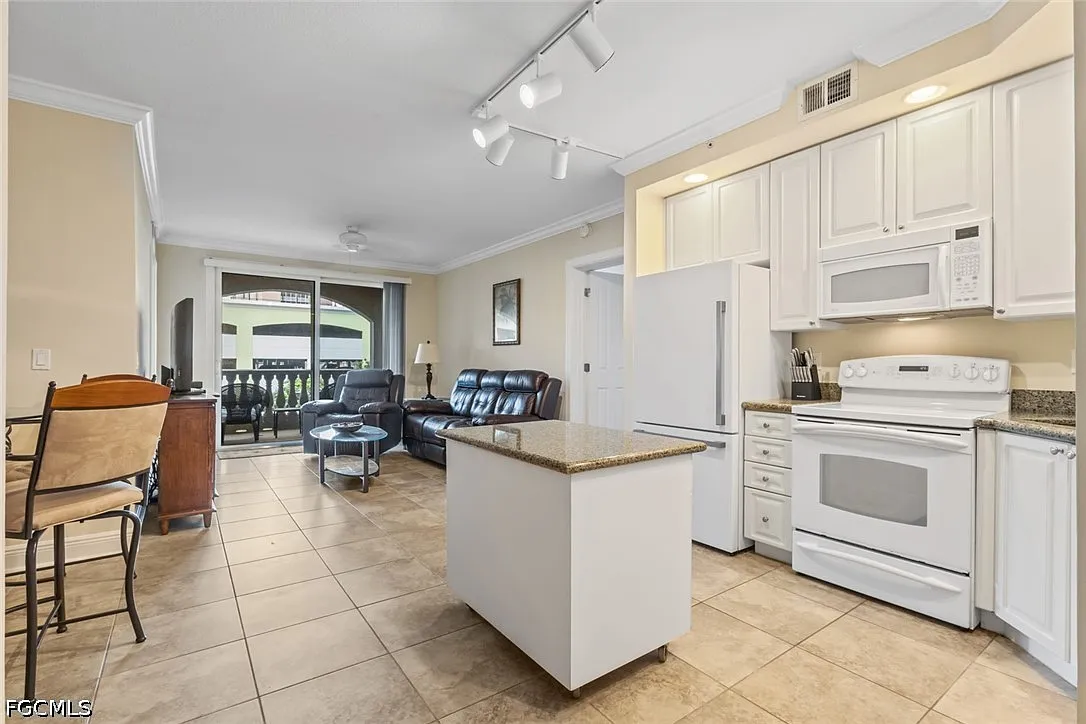 2 bed, 2.5 bath, 1003 sqft, $1,950 — Photo 2