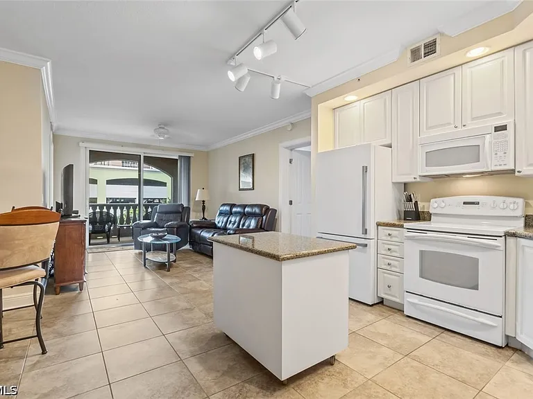 2825 Palm Beach Blvd #203 — Photo 2