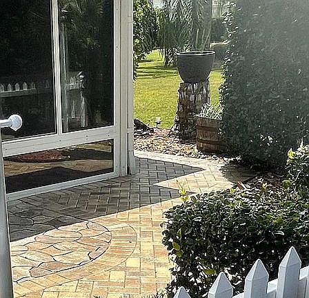 Retractable sun awning