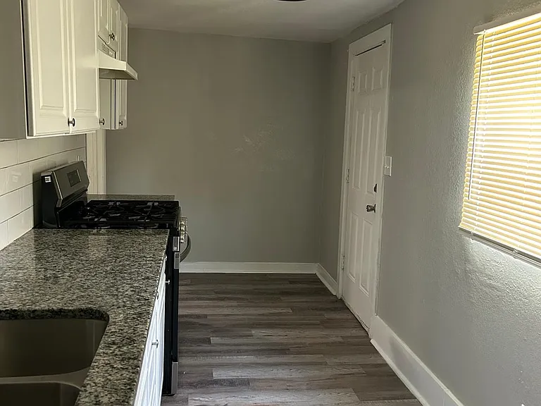 121 S Fuller St — Photo 6