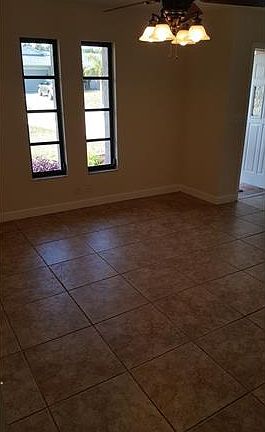 4th image of 611 SW 27th St