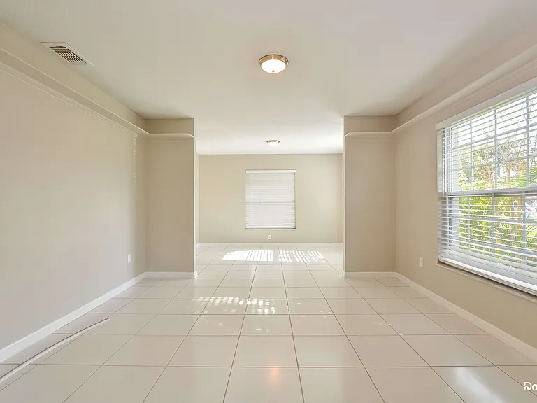 556 Silvergate Loop — Photo 4