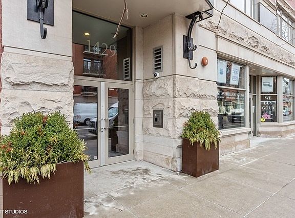 2nd image of 1429 N Wells St APT 205