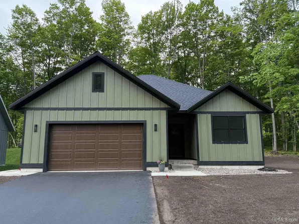3409 Nuthatch Ln, Marquette, MI 49855