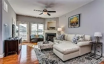3 bed, 3.5 bath, 1400 sqft, $2,500 — Photo 4