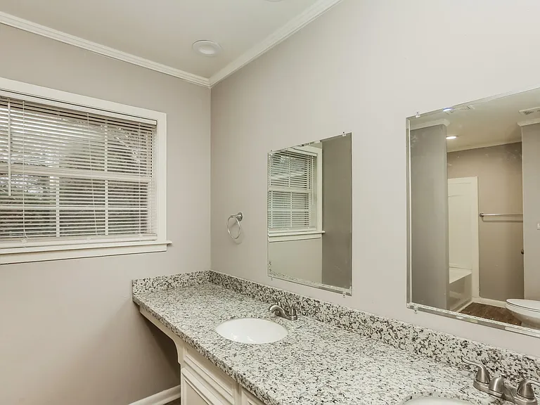 1902106_024_main_bathroom_13457329.jpg